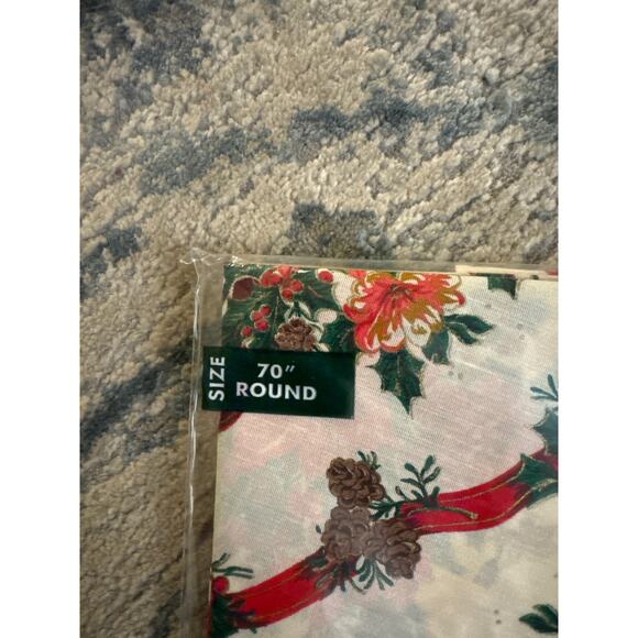 Fabric Tablecloth 70 round. Christmas table cloth with poinsettia’s and ribbon. - Picture 3 of 3